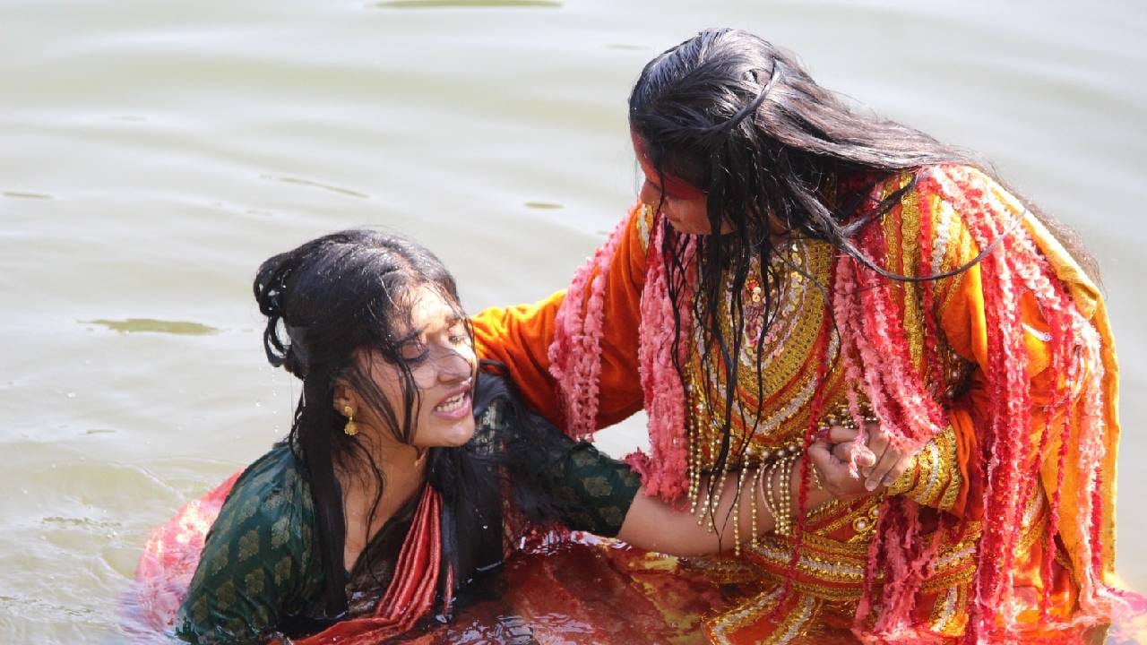 आर्याही विश्वासाने तिच्याकडे असलेल्या 20 लाख रुपयांची माहिती त्याला देते. मात्र, याच नरकी उत्सवात 'मुखवट्यांचा खेळ' सुरू आहे. आणि हीच संधी साधून लाली आर्याला नदीत बुडवून मारण्याचा प्रयत्न करते. 
