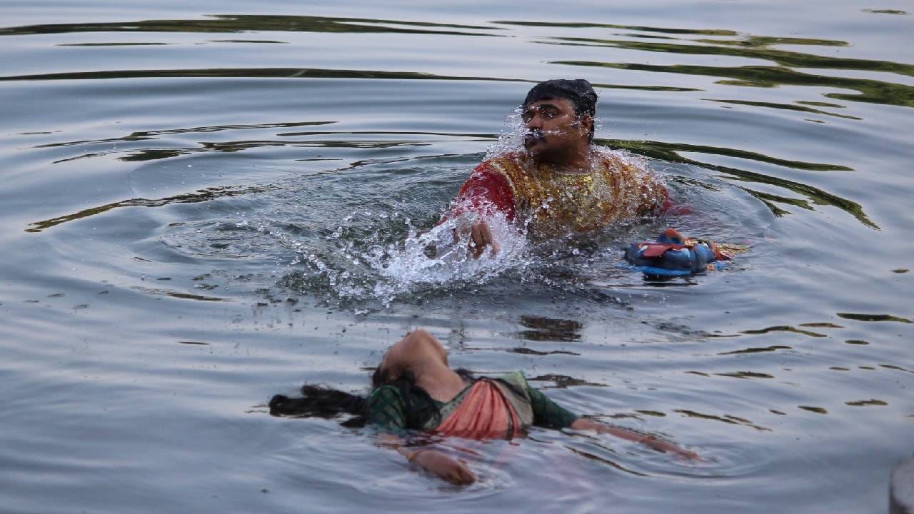 मालिकेत आणखी एक मोठी कलाटणी तेव्हा येणार आहे, जेव्हा हॉस्पिटलमध्ये साकेत जिवंत असल्याचं उघड होणार आहे. तो सध्या कोमामध्ये असला तरी ही बातमी अजितसाठी धोक्याची घंटा ठरणार आहे. 
