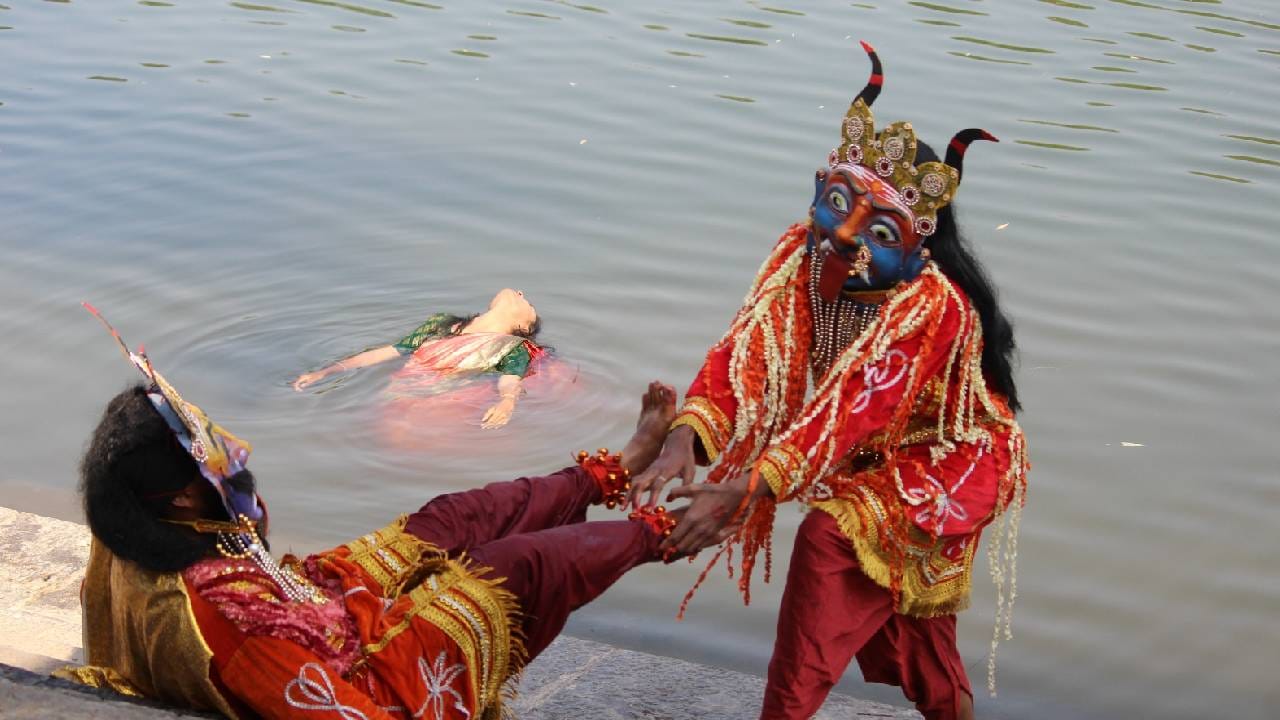 आजवर अजित (देवमाणूस) आपल्या स्वार्थासाठी लोकांचे बळी घेत आला आहे, पण यावेळी लालीने आपल्या पतीसाठी सर्व मर्यादा ओलांडून एक भयंकर कट रचला आहे. रात्रीच्या अंधारात गावात उत्सवाचा माहौल असताना आणि मंदिराभोवती दिव्यांचा प्रकाश पसरलेला असताना, अजित आर्याला लग्नाचे वचन देऊन तिचं मन जिंकतो. 
