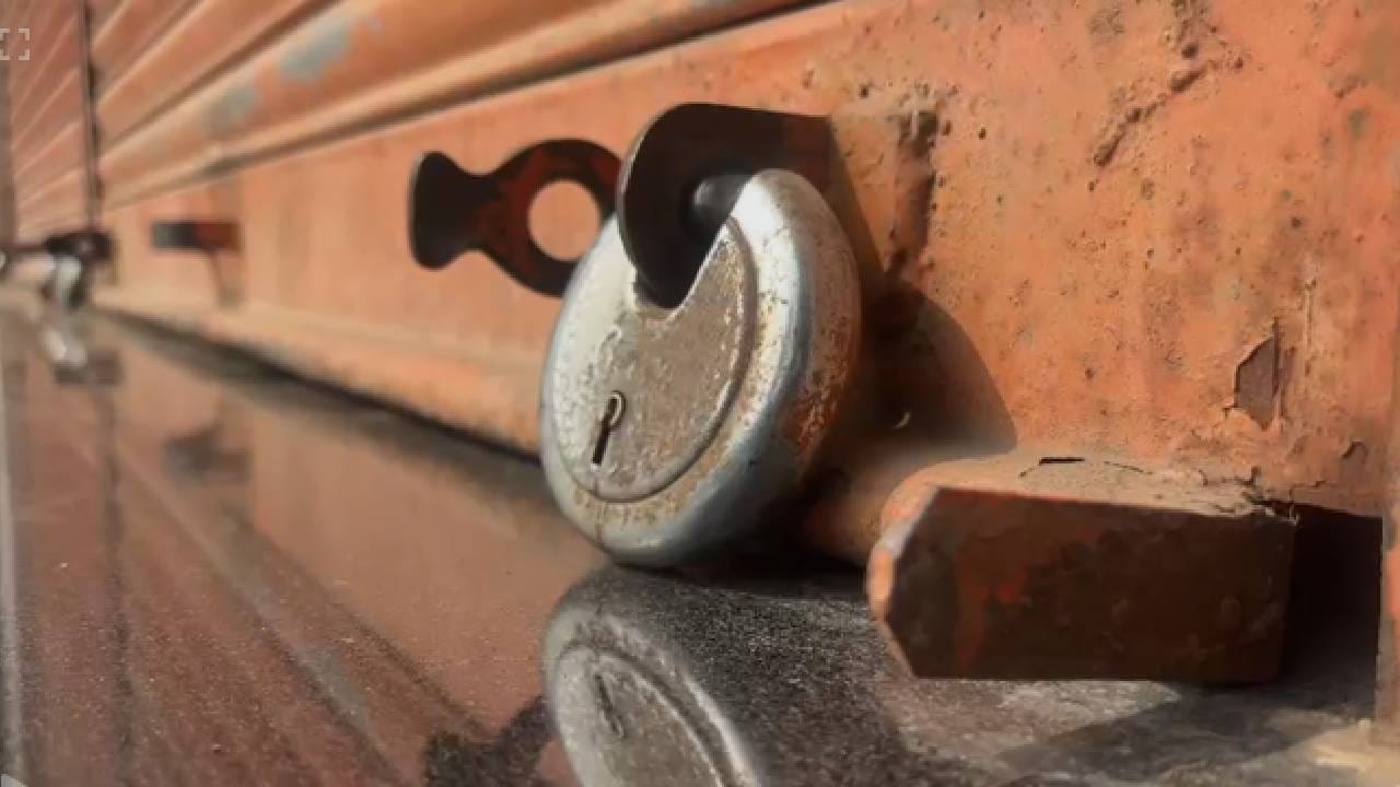 अजित पवारांची सासुरवाडी असलेल्या धाराशिवच्या तेर गावात संपूर्ण गाव बंद ठेवत सार्वजनिक दुखवटा जाहीर करण्यात आला आहे. अजित पवारांच्या जाण्याने आमचं गाव पोरक झालं अशा भावना  अजित पवारांची सासरवाडी तेर गावातील ग्रामस्थांनी भावना व्यक्त केल्या.