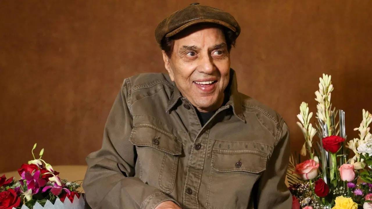  Dharmendra Fees For Ikkis : हिंदी सिनेसृष्टीतील दिग्गज अभिनेते धर्मेंद्र यांनी 24 नोव्हेंबर 2025 रोजी या जगाचा निरोप घेतला. त्यांच्या निधनाच्या महिन्याभरानंतर त्यांचा शेवटचा चित्रपट 'इक्कीस' 1 जानेवारीला थिएटर्समध्ये रिलीज झाला. 