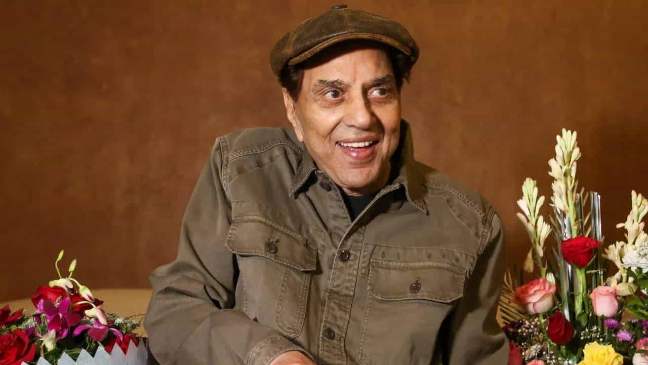 Dharmendra Fees For Ikkis : हिंदी सिनेसृष्टीतील दिग्गज अभिनेते धर्मेंद्र यांनी 24 नोव्हेंबर 2025 रोजी या जगाचा निरोप घेतला. त्यांच्या निधनाच्या महिन्याभरानंतर त्यांचा शेवटचा चित्रपट 'इक्कीस' 1 जानेवारीला थिएटर्समध्ये रिलीज झाला.