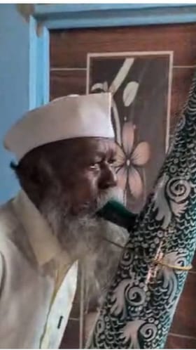 भिकल्या धिंडा यांनी वाजवले तारपा वाद्य.