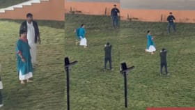 धीरेंद्र शास्त्रींनी लुटला क्रिकेटचा आनंद, अशी केली गोलंदाजी.