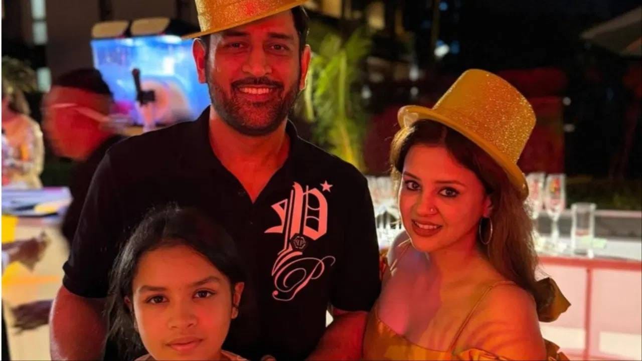 महेंद्रसिंह धोनीने नवं वर्षाचं स्वागतासाठी थायलँडमध्ये कुटुंबियांसोबत गेला होता. यावेळी त्याच्यासोबत त्याची पत्नी साक्षी आणि मुलगी जीवा होती. (Photo: Instagram)