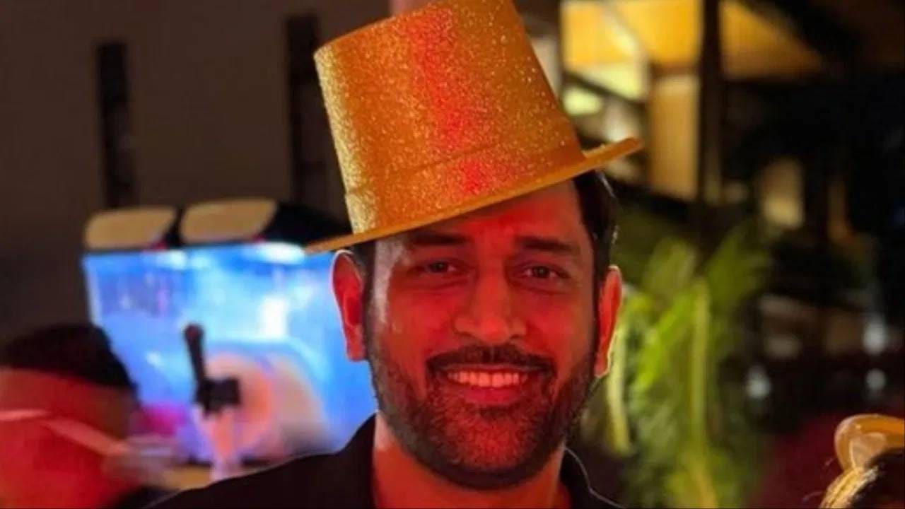 नवं वर्षाच्या स्वागतासाठी महेंद्रसिंह धोनी थायलँडमध्ये उपस्थित होता. तिथले काही फोटो सोशल मीडियावर व्हायरल होत आहेत. धोनीने थायलँडमध्ये नवं वर्षाचं स्वागत कोणासोबत केलं? (Photo: Instagram)