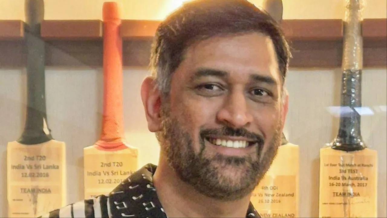 2026 या नवं वर्षाचं मोठं धूमधडाक्यात स्वागत करण्यात आलं. जगभरात विविध पद्धतीने या वर्षाचा आनंद साजरा केला गेला. या वर्षाच्या स्वागतासाठी आनंदाला पारावर उरला नव्हता. नवे संकल्प आणि नव्या उर्जेसह या वर्षात पदार्पण केलं आहे. या आनंदात माजी क्रिकेटपटू महेंद्रसिंह धोनीही मागे नव्हता. त्याने थायलँडमध्ये या वर्षाचं स्वागत केलं. (Photo: PTI)