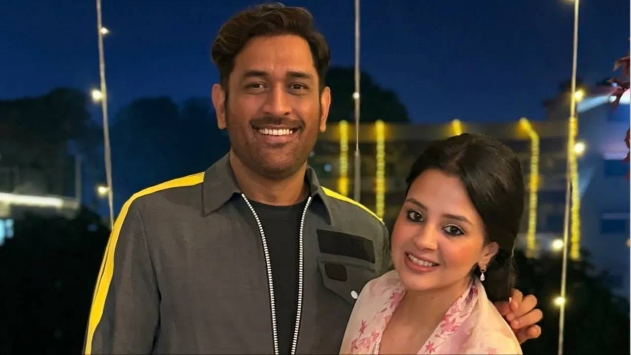 महेंद्रसिंह धोनीच्या हिशेबाने 2026 वर्ष खूपच महत्त्वाचं आहे. कारण यंदा महेंद्रसिंह धोनीची शेवटची आयपीएल स्पर्धा असणार आहे. म्हणजेच महेंद्रसिंह धोनीला शेवटचं आयपीएल खेळताना पाहता येईल. यंदा त्याचं वय आणि फिटनेस पाहता निवृत्तीच्या चर्चांना पूर्णविराम देऊ शकतो.  (Photo: Instagram)