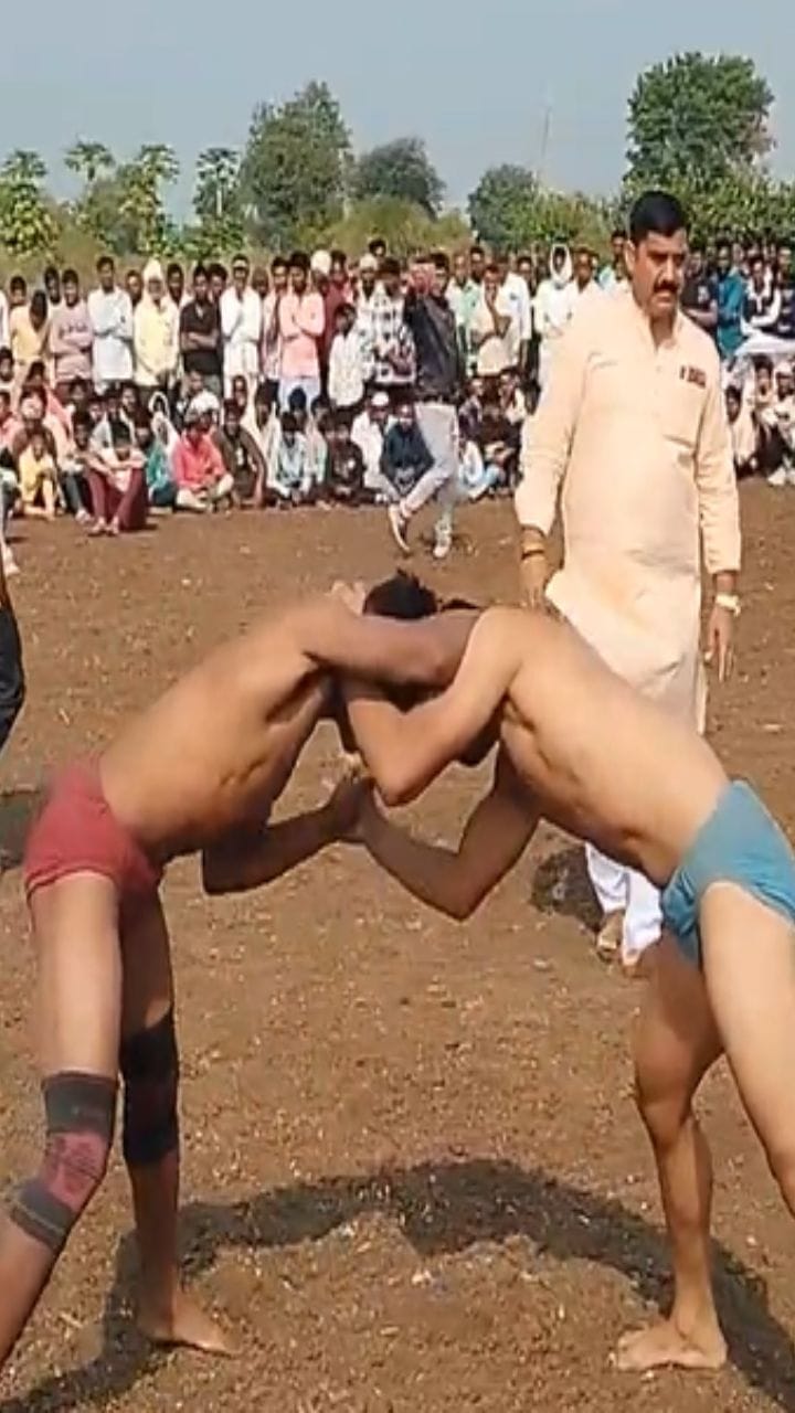 धुळे : रावसाहेब गिरासे यांच्या हस्ते मल्लांना बक्षि‍साचे वाटप