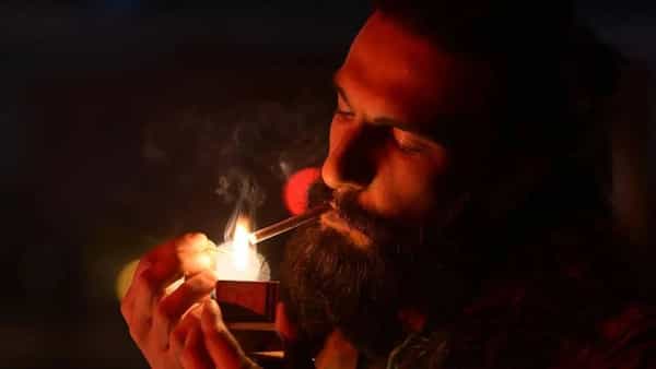 Dhurandhar 2 Big Entry : 'धुरंधर' चित्रपट महिन्याभरापूर्वी रिलीज झाला. 33 व्या दिवशीही चित्रपटाची घोडदौड सुरूच असून तूफान काही थांबताना दिसत नाहीये. रणवीर सिंगच्या चित्रपटाने आतापर्यंत जगभरात 1240 कोटी रुपयांपेक्षा जास्त व्यवसाय केला आहे. दरम्यान, सॅकनिल्कच्या रिपोर्टनुसार, या चित्रपटाने भारतात आतापर्यंत 781 कोटींची कमाई केली आहे. पाचव्या मंगळवारी, चित्रपटाने 4.75 कोटी कमावले. याच दरम्यान आता या चित्रपटाच्या दुसऱ्या भागाबाबत एक मोठी अपडेट समोर आली आहे.