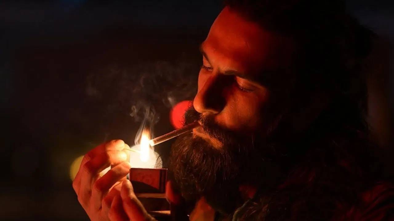 Dhurandhar 2 Big Entry : 'धुरंधर' चित्रपट महिन्याभरापूर्वी रिलीज झाला. 33 व्या दिवशीही चित्रपटाची घोडदौड सुरूच असून तूफान काही थांबताना दिसत नाहीये. रणवीर सिंगच्या चित्रपटाने आतापर्यंत जगभरात 1240 कोटी रुपयांपेक्षा जास्त व्यवसाय केला आहे. दरम्यान, सॅकनिल्कच्या रिपोर्टनुसार, या चित्रपटाने भारतात आतापर्यंत 781 कोटींची कमाई केली आहे. पाचव्या मंगळवारी, चित्रपटाने 4.75 कोटी कमावले. याच दरम्यान आता या चित्रपटाच्या दुसऱ्या भागाबाबत एक मोठी अपडेट समोर आली आहे.