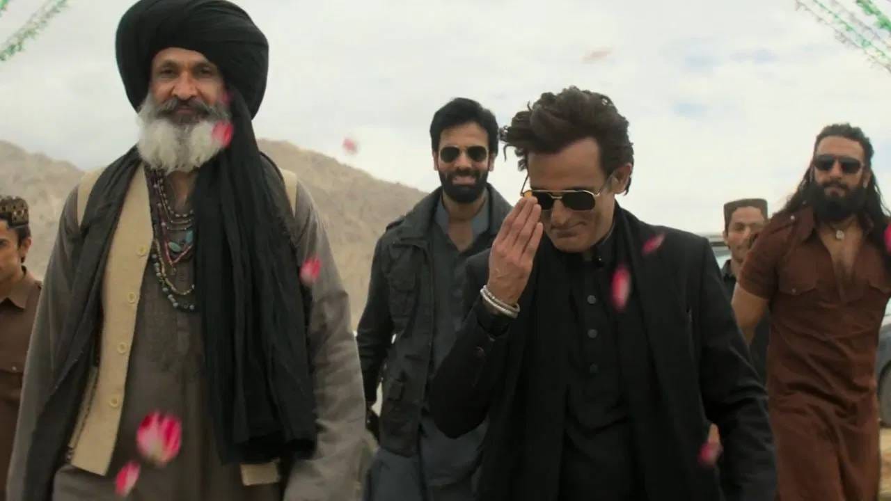 या चित्रपटाची कथा आणि कलाकारांव्यतिरिक्त, इंटरनेटवर आता सर्वात जास्त लोकप्रिय असलेल्या गोष्टी म्हणजे त्यातले संवाद आणि गाणीही. "धुरंधर" चित्रपटात अक्षय खन्नाचवर शूट झालेलं "Fa9la" हे गाणं जाम गाजतंय, प्रत्येकाच्या तोंडी त्याची धून आहे. लोकांनी त्यावर अनेक व्हिडीओही बनवले आहे, हे गाणं खूप ट्रेडिंगमध्ये आहे. आता याचा गाण्याच्या क्रिएटरने तगडी हिंट दिली आहे.