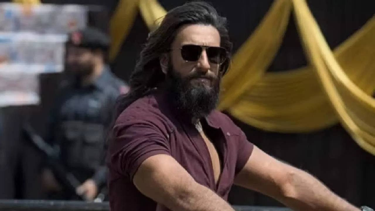 सरत्या वर्षात आलेल्या धुरंधर चित्रपटाने तिकीट खिडकीवर कमाल केली. बॉक्स ऑफिसवर अजूनही या चित्रपटाचा बोलबाला आहे. धुरंधरला टक्कर देणार एकही सिनेमा अजून रिलीज झालेला नाही. हा चित्रपट दररोज कमाईचे नवीन उच्चांक नोंदवत आहे.