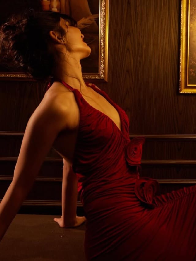 ‘धुरंधर’ मधील साराचा हॉट लुक, फोटोंवरून हटणार नाही नजर