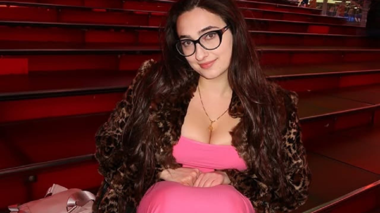 ज्यामध्ये तिने अर्जासोबत कागदपत्रे न जोडता तिचे सोशल मीडियावरील व्हिडीओ हे पुरावा म्हणून सादर केले आहेत. ज्यामध्ये ती खूपच बोल्ड लूकमध्ये दिसत आहे. 