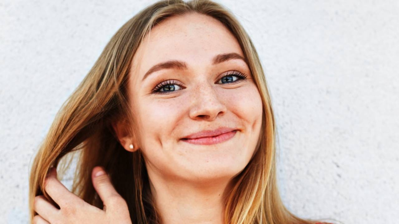 सिनेसृष्टीत अनेक अभिनेत्रींच्या गालाला खळी पडते. काहींनी तर खळी पडावी यासाठी नाना उपाय केल्याचे ऐकवते. अनेक सिनेतारकांना ही खळी रंगत आणते. त्यांच्या मनमोहक हस्य खळीमुळे खुलते. तो मनमोहक चेहरा डोळ्यासमोरून हटतच नाही.अनेकांची इच्छा असते की आपल्या गालावर एका बाजूला का असेना पण खळी पडावी. पण ही खळी पडते तरी कशी?