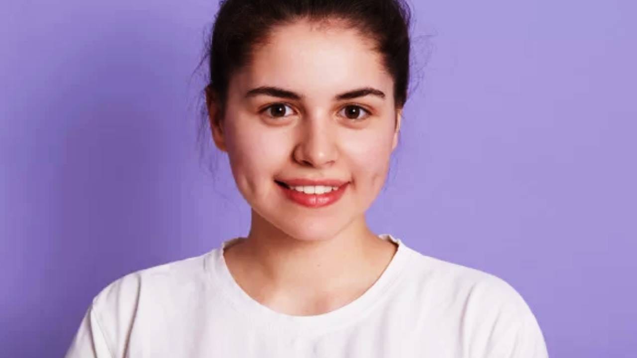 एक स्नायू हा इतर स्नायूंपेक्षा तुलनेत लहान असतो अथवा दोन भागात विभागला जातो. त्यामुळे स्माईल केल्यावर गालांवर खड्डा पडोत. या स्नायुला जायगोमॅटिकस मेजर असं म्हणतात. म्हणजे ज्यावेळी ती व्यक्ती हसते अथवा चेहऱ्याची मोठी हालचाल करते, तेव्हा एक विशेष स्नायू आकुंचन पावतो आणि त्या ठिकाणी लहानसा खड्डा तयार होतो. तिथंच अनेकांचा जीव अडकतो. 