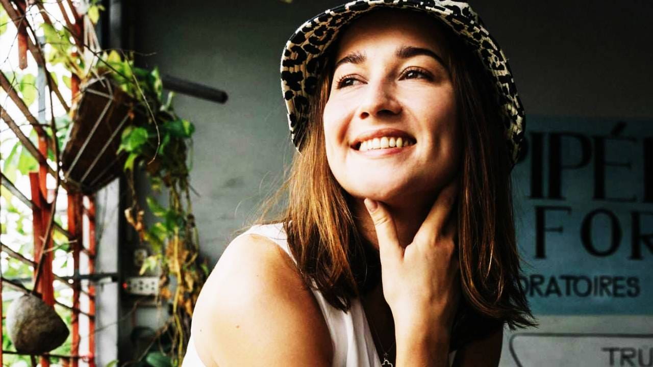 केवळ गालावरच नाही तर अनेकांच्या हनुवटीवर पण खळी पडते. म्हणजी ती व्यक्ती हसली अथवा तिने चेहऱ्यावर हसरे भाव आणले की आपसूकच ही खळी तिथे दिसते. काहींच्या मते जेव्हा बाळ आईच्या पोटात असतं. तेव्हा बाळाची उजव्या आणि डाव्या बाजूचं हनुवटीचं हाडं जुळत नाही आणि मग हनुवटीवर खळी पडते.