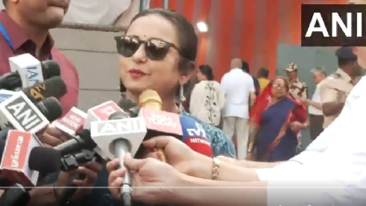 मतदान करणं हा आपला अधिकार आहे. आपण घरातून बाहेर पडून मतदान करून आपला हक्क बजावला पाहिजे, असं म्हणत अभिनेत्री दिव्या दत्ता हिने सर्वांना मतदान करण्याचे आवाहन केलं.