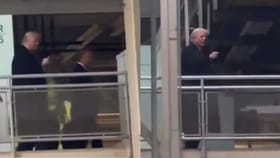 मधलं बोट दाखवत डोनाल्ड ट्रम्प यांचा शिवीगाळ, व्हायरल व्हिडीओने जगात...