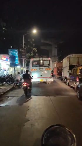 EVM मशीन घेऊन जाणाऱ्या निवडणूक आयोगाच्या गाडीचा ठाकरेंच्या सेनेकडून पाठलाग....