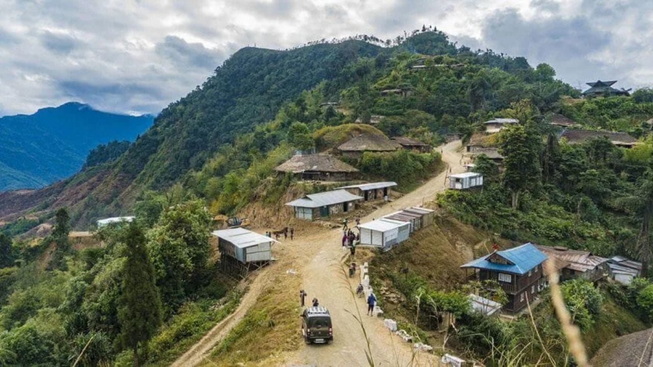 ख्रिश्चन धर्माचा प्रभाव: नागालँडमधील बहुसंख्य लोकसंख्या (सुमारे 88%) ख्रिश्चन धर्मीय आहे. 19 व्या शतकात तिथे आलेल्या ख्रिश्चन मिशनरींनी शिक्षणासाठी इंग्रजीचा वापर सुरू केला, ज्याचा प्रभाव आजही तिथल्या भाषेवर दिसून येतो.