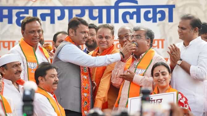 फडणवीस-चव्हाणांची चाणक्यानिती गेमचेंजर ठरली, महापालिकेत असं मिळवलं यश