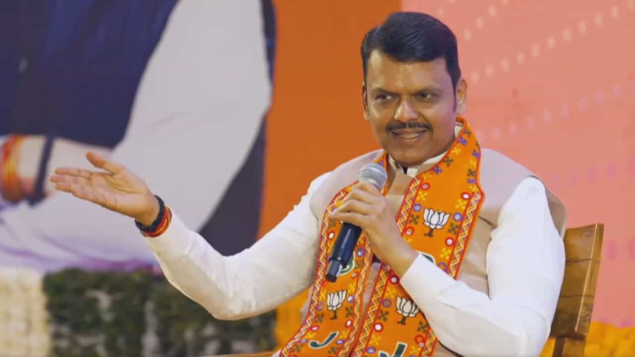 पुण्यातून निवडणूक लढवणार का? देवेंद्र फडणवीस यांनी दिलं एका वाक्यात उत्तर