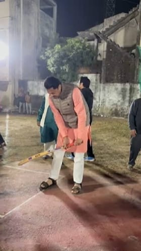 भंडाऱ्याच्या लाखनी क्रीडा संकुलात नाना पटोले यांनी लुटला क्रिकेटचा आनंद.