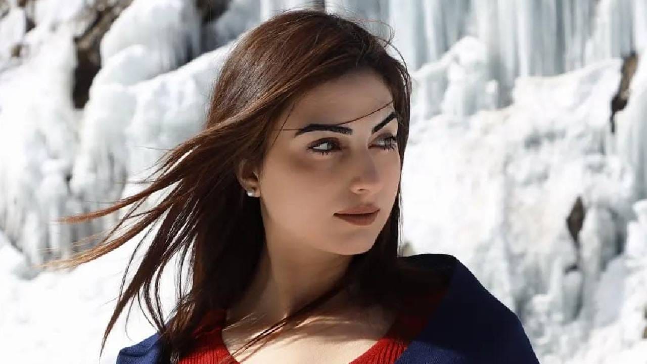 "गेल्या 10-12 वर्षांत मी माझ्या आईला तिच्या दुसऱ्या लग्नाबद्दल प्रश्न विचारला नाही. कारण मी तिची पाठ सोडवण्यासाठी असं म्हणतेय, असं तिला वाटू नये. कारण तिच्या मनात विविध सवाल उपस्थित होऊ शकतात. त्यामुळे मी अशीच खुश आहे", असं फरहानाने स्पष्ट केलं. 
