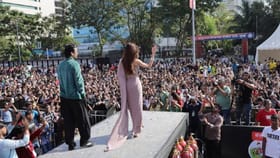 आईच्या दुसऱ्या लग्नाबाबत अभिनेत्री स्पष्टच म्हणाली; पाठ सोडवण्यासाठी...