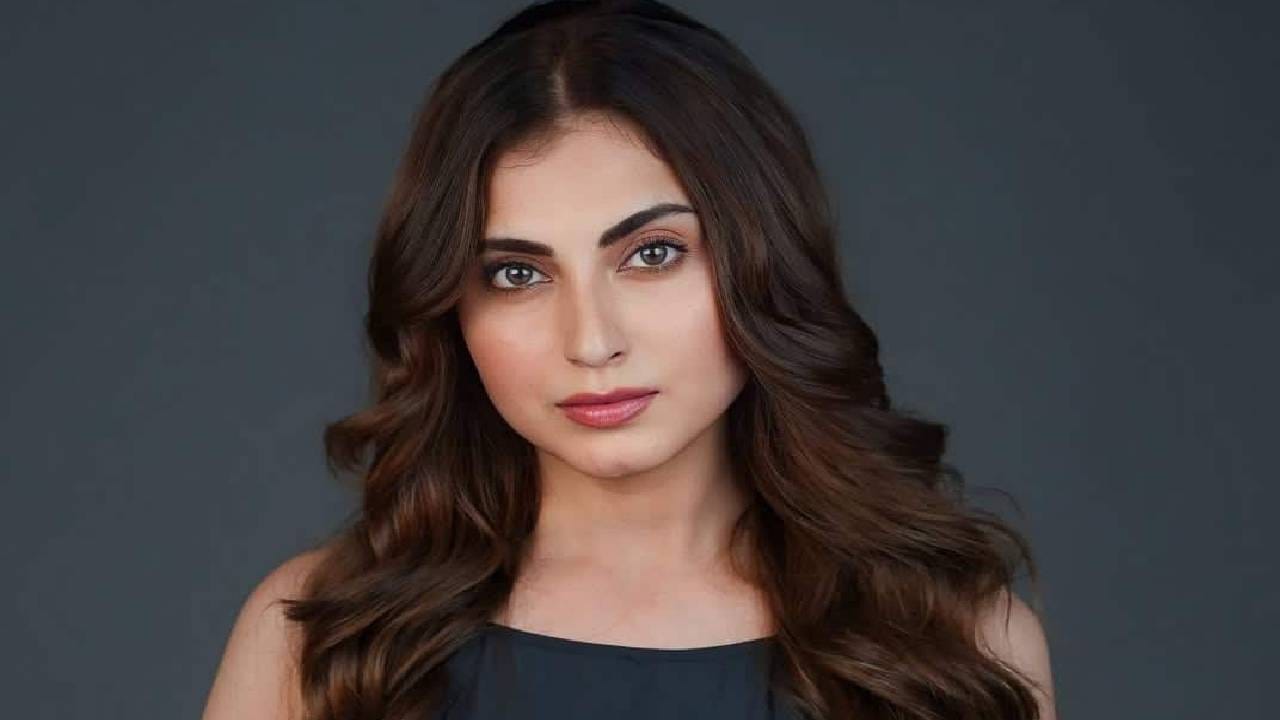 'फिल्मी विंडो'ला दिलेल्या मुलाखतीत फरहाना तिच्या आईच्या घटस्फोटाबद्दल आणि दुसऱ्या लग्नाबद्दल व्यक्त झाली. "मी मोठी झाल्यावर आणि बऱ्यापैकी काही गोष्टींबद्दल समजूतदारपणा आल्यानंतर आईला एक-दोनदा दुसऱ्या लग्नाविषयी विचारलं होतं. तू आता दुसऱ्या लग्नाचा विचार करायला हवा, असा सल्ला तिला मी दिला होता", असं ती म्हणाली. 
