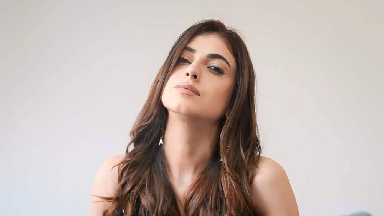 'बिग बॉस 19' या सिझनमध्ये ग्रँड फिनालेपर्यंत पोहोचलेली स्पर्धक फरहाना भट्ट तिच्या बेधडक स्वभावासाठी ओळखली जाते. प्रोफेशनल असो किंवा पर्सनल.. फरहाना कोणत्याही मुद्द्यावर स्पष्टपणे तिचं मत मांडते. फरहाना 'बिग बॉस 19'ची रनरअप ठरली होती.