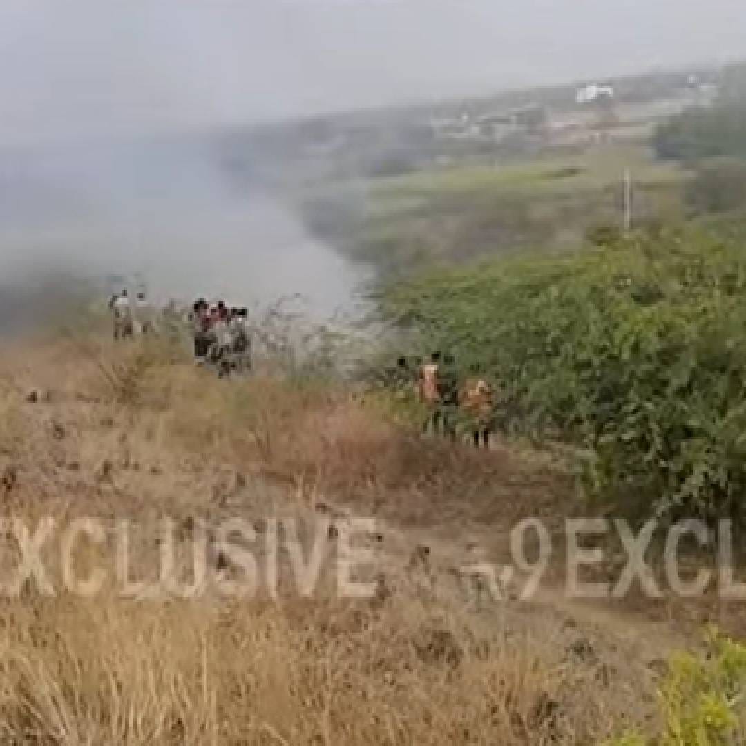 अजित पवार हे गंभीर जखमी झाल्याची माहिती आहे. विमानतळाजवळच्या शेतात हे विमान कोसळलं. जिल्हा परिषद निवडणुकीच्या प्रचारासाठी अजित पवार यांची आज बारामतीमध्ये सभा होती.