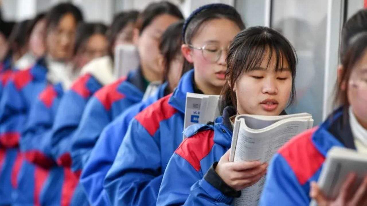 शिक्षण पद्धतीचा वाटा: या देशांमध्ये केवळ पुस्तकी ज्ञान नाही, तर 'प्रॉब्लेम सॉल्व्हिंग' आणि 'क्रिटिकल थिंकिंग' यावर लहानपणापासून भर दिला जातो. तसेच, संशोधनावर (R&D) होणारा मोठा खर्च ही या देशांची जमेची बाजू आहे.