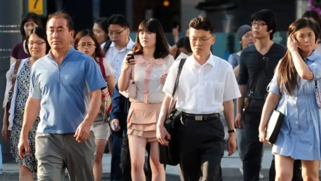 चीन आणि सिंगापूर: चीन (IQ 107.19) आणि सिंगापूर (IQ 105.90) हे देशही या यादीत वरच्या स्थानी आहेत. सिंगापूरमधील विद्यार्थी गणित आणि विज्ञानात जगात अव्वल मानले जातात, तर चीनची शैक्षणिक शिस्त त्यांच्या उच्च बुद्ध्यांकाचे मुख्य कारण आहे.