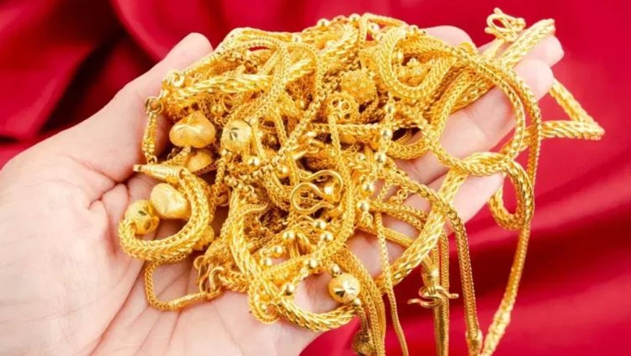 गेल्या अनेक दिवसांपासून सोने आणि चांदीच्या भावात चढउतार झालेला पाहायला मिळत आहेत. 2025 या सालात सोन्यात गुंतवणूक करणाऱ्यांना जरबदस्त फायदा झाला. त्यांना चांगला परतावा मिळाला. परंतु ज्या लोकांना दागिने करायचे होते, त्यांच्या खिशाला मात्र चांगलीच झळ बसली. आता नव्या वर्षातही सोने आणि चांदीचा भाव चांगलाच वाढला आहे. 