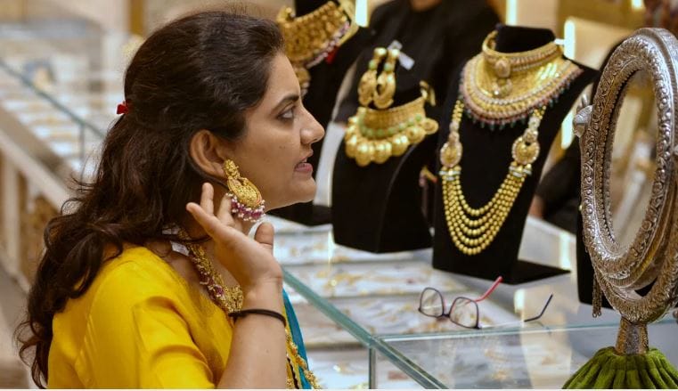 मिळालेल्या माहितीनुसार आठवड्याभरात सोन्याचा भाव वाढल्याचे पाहायला मिळाले आहे. एका आठवड्यात 24 कॅरेट सोन्याचा भाव 750 रुपयांनी वाढला आहे. तर 22 कॅरेट सोन्याचा  भाव 760 रुपयांनी वाढला आहे. हा भाव पाहून सध्या सोन्याचा भाव वाढत असला तरीदेखील सामान्य लोक अजूनही सोन्याची खरेदी करत आहेत. 