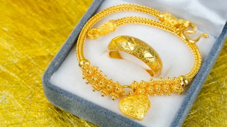 चांदीच्या भावातही चांगलीच वाढ झालेली पाहायला मिळाली. एका आठवड्यात चांदीचा भाव साधारण 3,100  रुपयांनी वाढला. सध्या देशांतर्गत बाजारात चांदीचा भाव 2,41,000 रुपये प्रतिकिलोवर पोहोचला. चांदीच्या भावात आतापर्यंत 160 टक्क्यांनी वाढ झालेली आहे. 