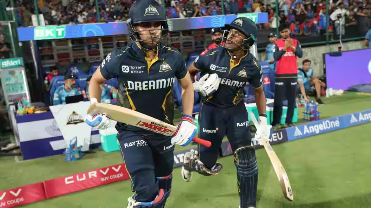 24 वर्षीय सुदर्शनला यापूर्वी नेटमध्ये चेंडू लागल्याने सौम्य वेदना होत होत्या. परंतु त्याला फार काही वाटले नव्हते. पण रन घेताना त्याने मारलेल्या डायव्हमुळे त्याला दुखापत झाली. सीटी स्कॅनमध्ये त्याच्या उजव्या बाजूच्या सातव्या बरगडीला हलकं फ्रॅक्चर आढळले. (फोटो- बीसीसीआय/आयपीएल)