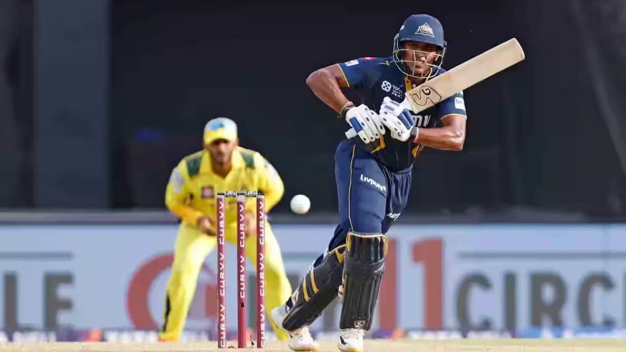 सुदर्शन सध्या सुरू असलेल्या विजय हजारे ट्रॉफीच्या सुरुवातीच्या सामन्यांना आणि कदाचित रणजी ट्रॉफी 2025-26 च्या दुसऱ्या टप्प्याला मुकू शकेल. पण आयपीएल 2026 मध्ये खेळण्यास तयार असेल. कारण त्याला झालेली दुखापत दोन महिन्यांच्या आतच बरी होईल. (फोटो- बीसीसीआय/आयपीएल)