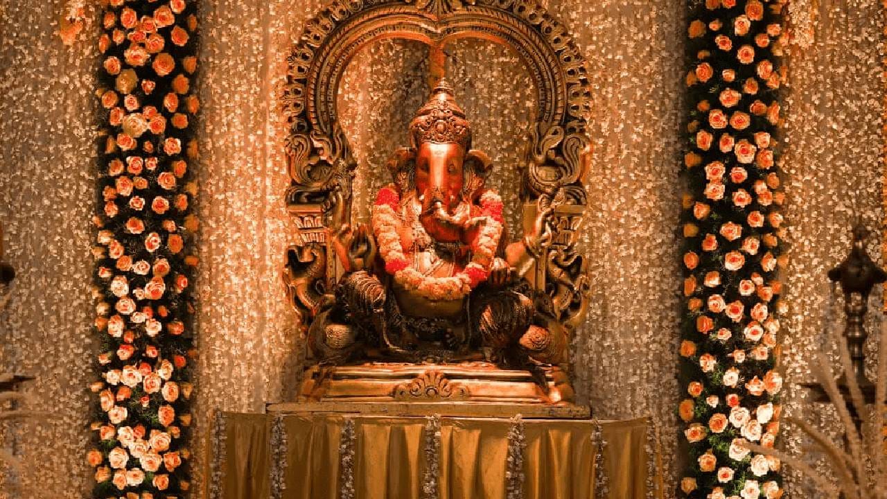 मुख्य प्रवेश द्वारावर गणपती लावण्यापूर्वी 'हे' वास्तू नियम जाणून घ्या मुख्य प्रवेश द्वारावर गणपती लावण्यापूर्वी 'हे' वास्तू नियम जाणून घ्या