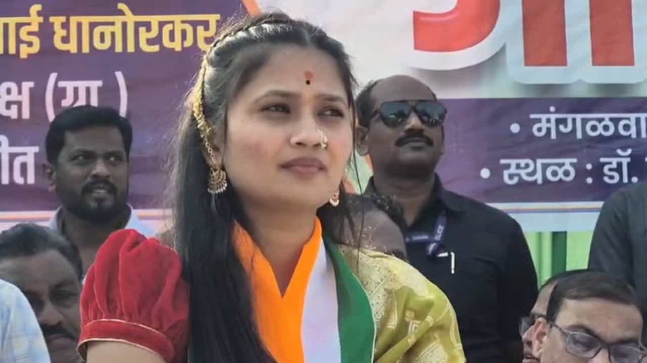 राज्यातील महानगर पालिकांच्या निवडणुकीचा प्रचार आज संपला. अखेरच्या दिवशी राजकीय पक्षांनी जोरदार प्रचार केला. काँग्रेसकडून गौतमी पाटील प्रचाराच्या मैदानात उतरली होती.