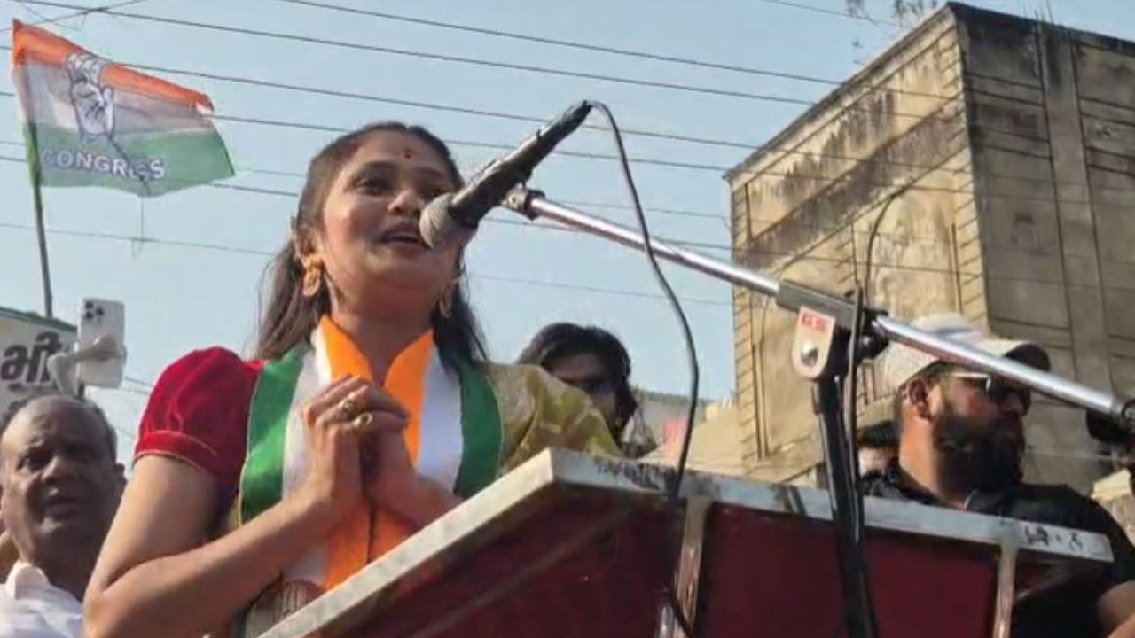 काँग्रेसने आज प्रचारात सर्व शक्ती पणाला लावत प्रसिद्ध नृत्यांगना गौतमी पाटील यांना प्रचाराच्या मैदानात उतरवले होते. गौतमी पाटील यांनी आज चंद्रपूरमधील बाबूपेठ ते गांधी चौक असा पाच किलोमीटरचा रोड शो केला.