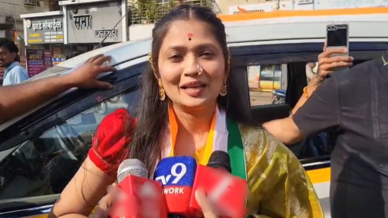 आजच्या चंद्रपुरारीतल प्रचारानंतर बोलताना चंद्रपुरात येऊन मला छान वाटले. लोकांचे भरभरून प्रेम मिळाले, अशा भावना गौतमी पाटील यांनी व्यक्त केल्या.