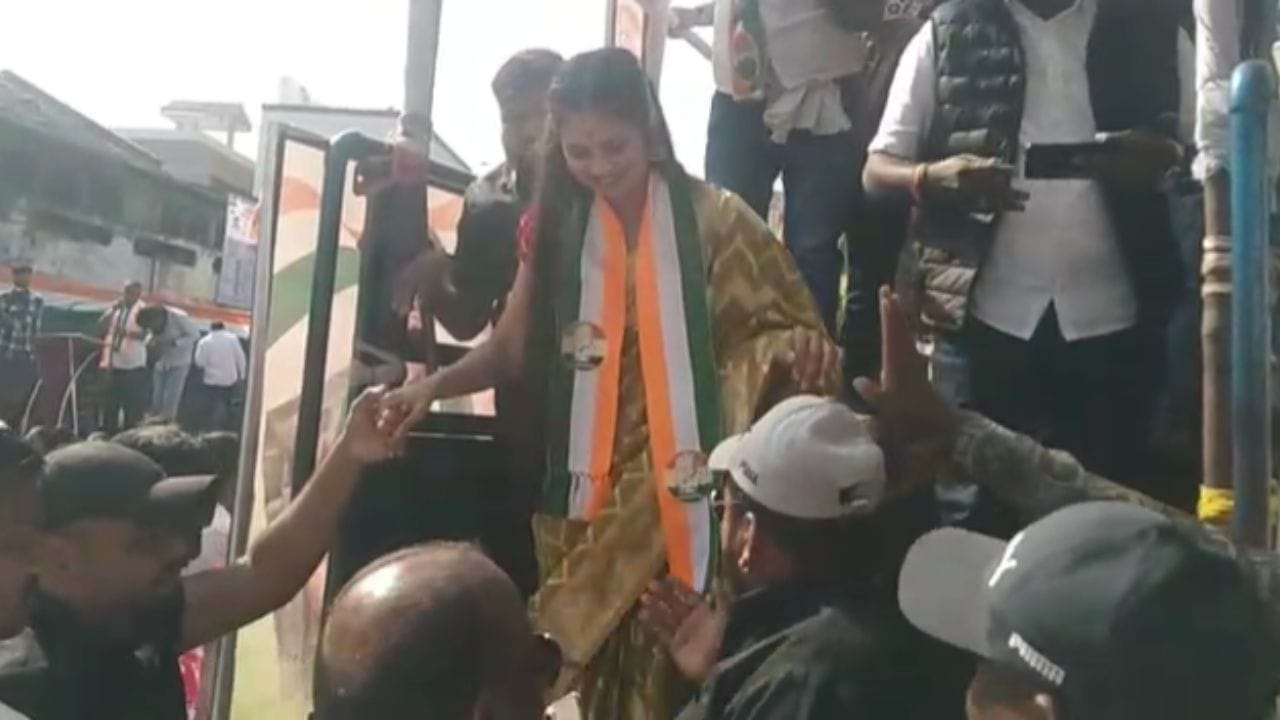 खासदार प्रतिभा धानोरकर आणि विजय वडेट्टीवार यांनीही चंद्रपूरमध्ये आज सभा घेतल्या. मात्र गौतमी पाटीलने मतदारांचे लक्ष वेधले होते. तिच्या रोड शो ला मोठा प्रतिसाद मिळाला. 