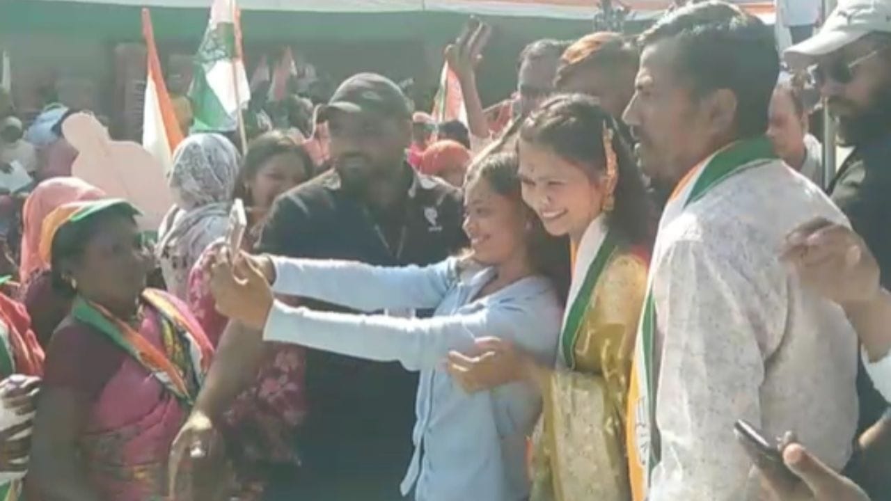 गौतमी पाटील यांनी रोड शो दरम्यान मतदारांकडे काँग्रेससाठी मते मागितली. यावेळी चाहत्यांची प्रचंड गर्दी पहायला मिळाली. याचे काही फोटोही समोर आले आहेत.    