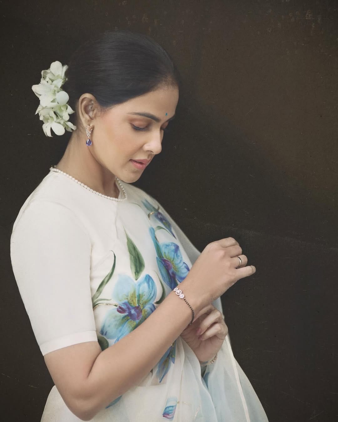 अभिनेता रितेश देशमुख याची पत्नी जिनिलिया देशमुख हिच्या सौंदर्यावर असंख्य चाहते फिदा आहेत. जिनिलिया कोणत्याही लूकमध्ये सुंदर दिसते. अभिनेत्री सोशल मीडियावर खास फोटो पोस्ट करत चाहत्यांना फॅशन गोल्स देखील देत असते.