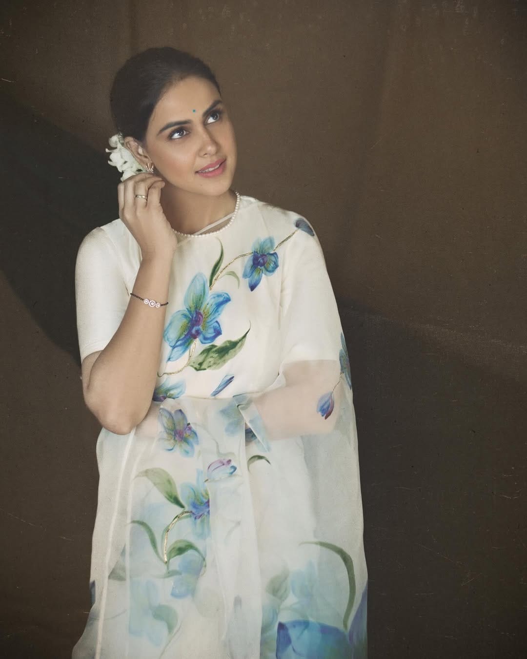 सध्या जिनिलिया हिचे साडीतील काही फोटो तुफान व्हायरल होत आहेत. खुद्द जिनिलिया हिने सोशल मीडियावर पांढऱ्या साडीत फोटो पोस्ट केले आहेत. चाहत्यांना देखील अभिनेत्रीचा लूक प्रचंड आवडला आहे. 