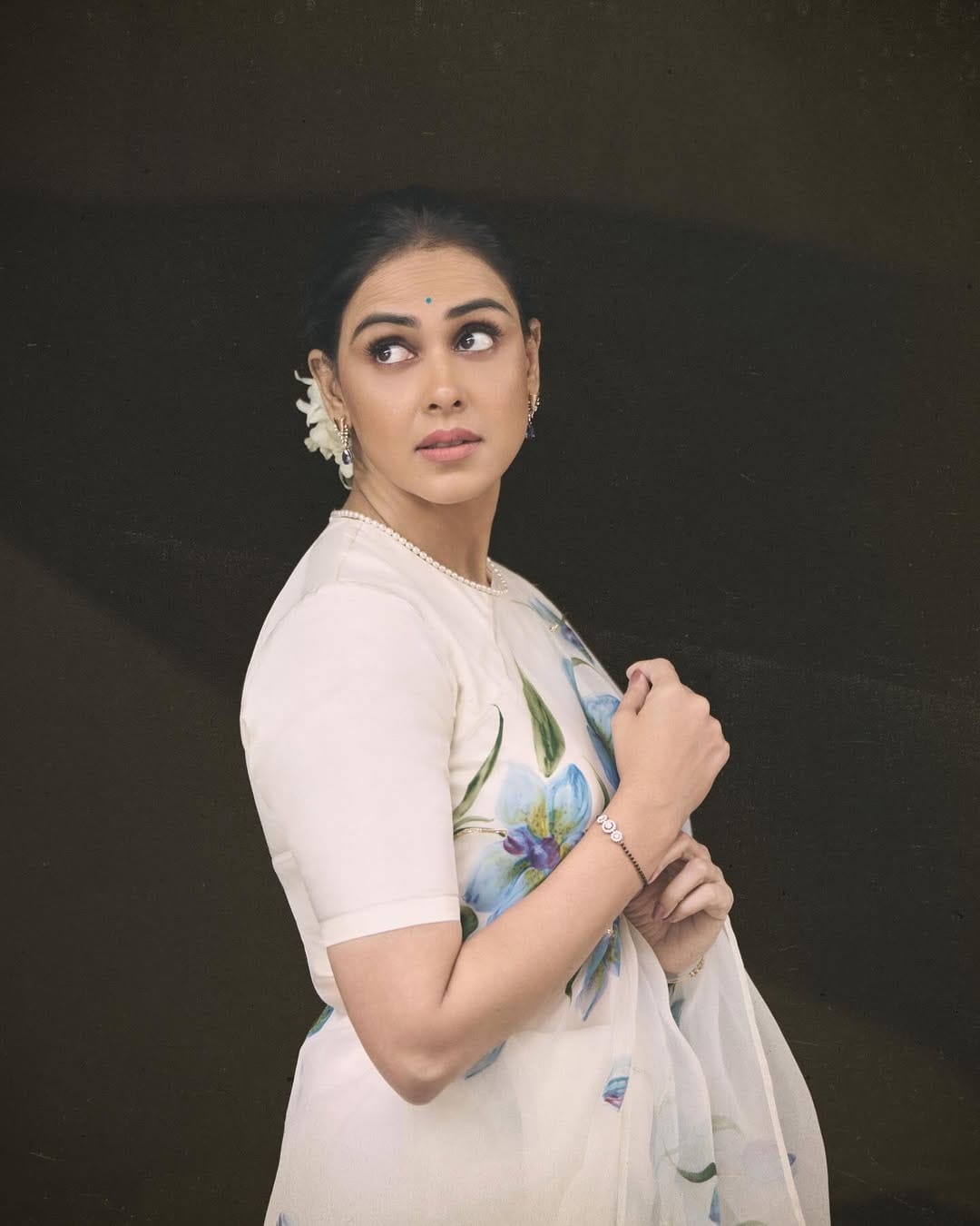 खुद्द जिनिलिया हिने सोशल मीडियावर पांढऱ्या साडीत फोटो पोस्ट केले आहेत. चाहत्यांना देखील अभिनेत्रीचा लूक प्रचंड आवडला आहे. पांढरी साडी, केसात माळलेला गजरा... आणि सिंपल लूकमध्ये जिनिलिया प्रचंड सुंदर दिसत आहे. 